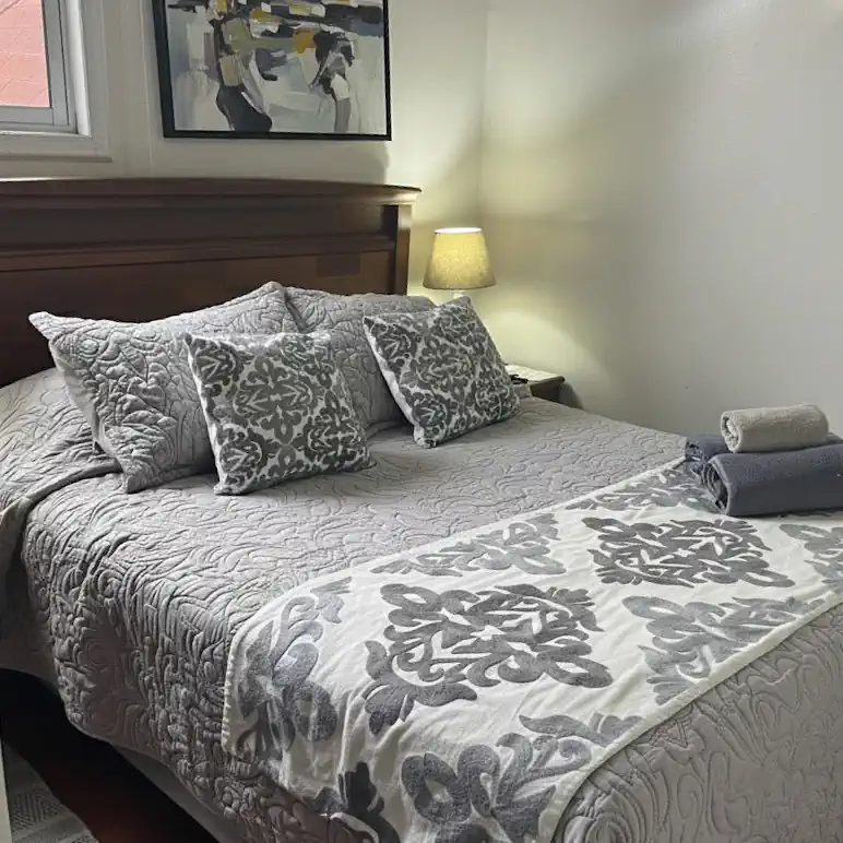 Habitación matrimonial de Hostal en Providencia con cama doble, ambiente cómodo y acogedor en Providencia, Santiago.