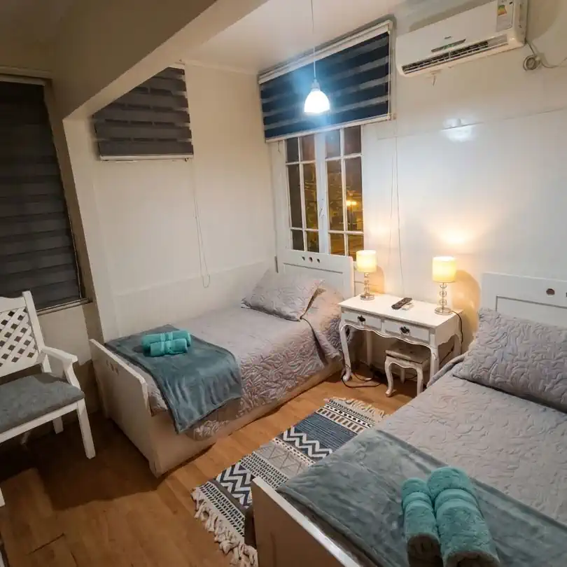Habitación doble de Hostal en Providencia con camas cómodas y ambiente acogedor en Providencia, Santiago.
